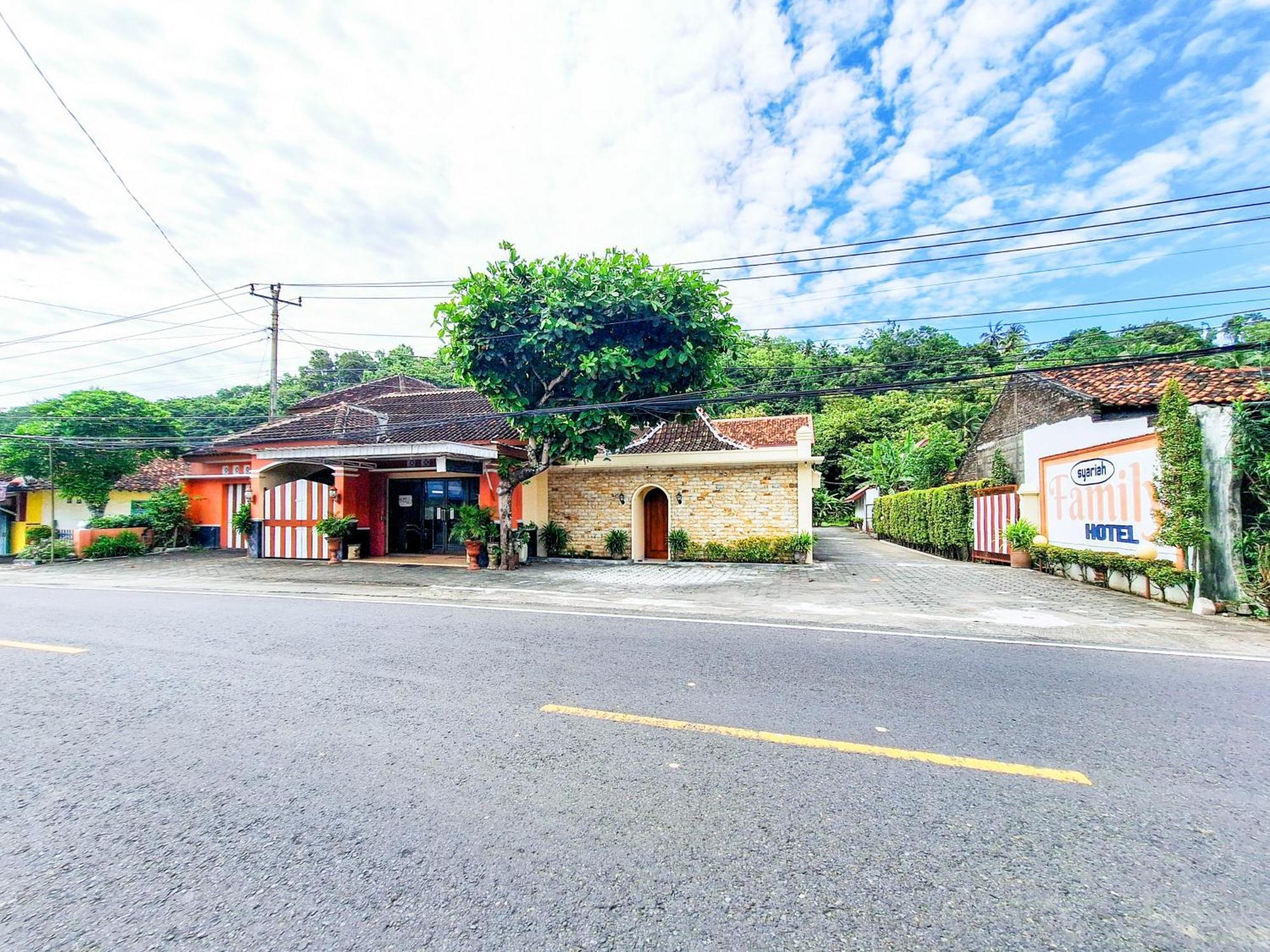 Hotel Family Syariah 1 Parangtritis Redpartner Exterior photo